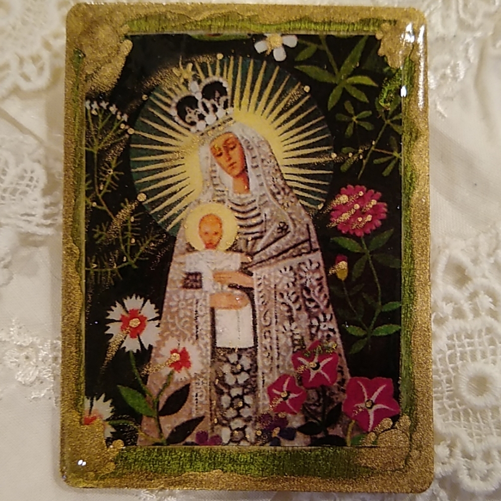 💕🥰 artisans brooch Madonna and child tropical